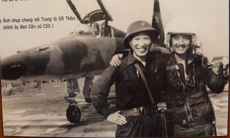 Phi công Nguyễn Thành Trung (phải) và đồng đội tại sân bay Phước Long