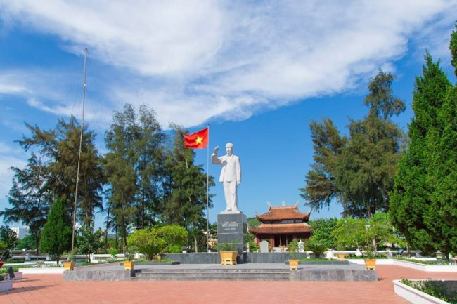 Tượng đài Chủ tịch Hồ Chí Minh trên đảo Cô Tô (ảnh: Internet)